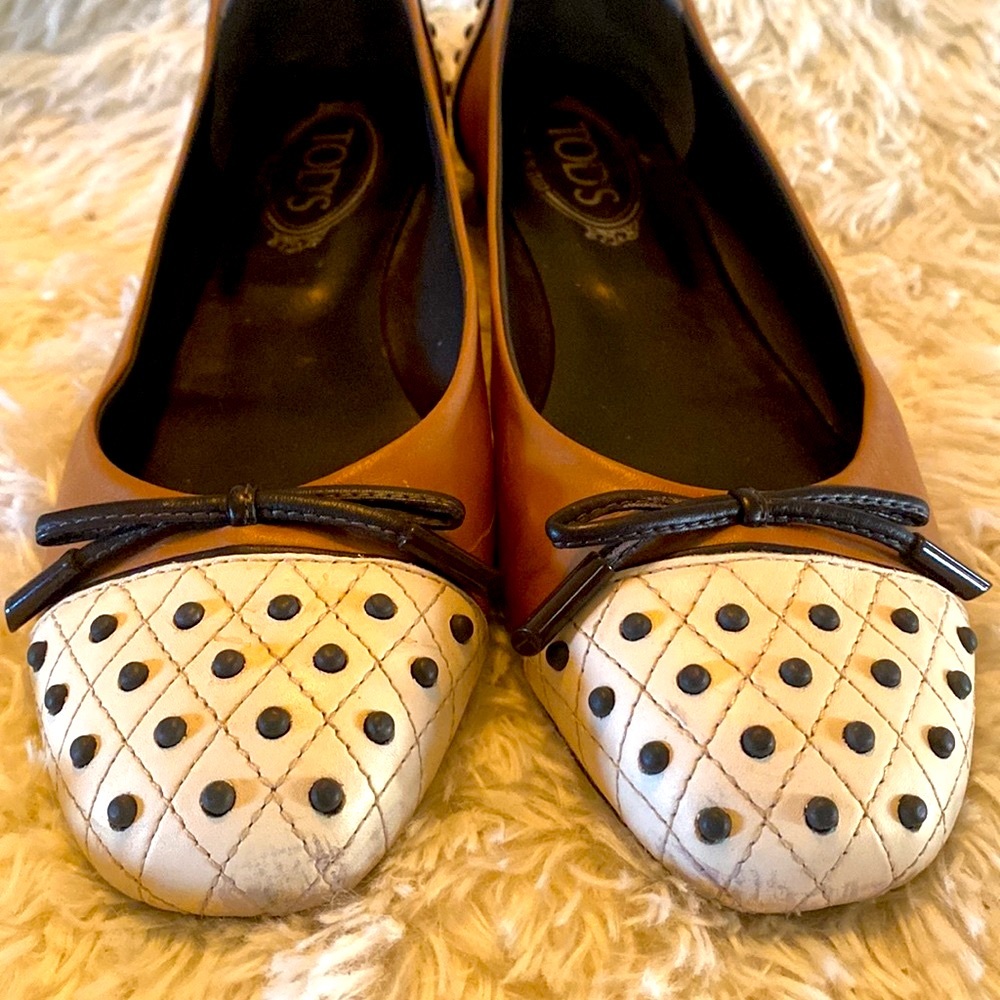 TOD’S Two Toned Polka Dot Studded Ballerina Flats gently used - Picture 5 of 7